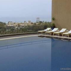 Отель DoubleTree by Hilton Hotel Aqaba Иордания, Акаба - 1 отзыв об отеле, цены и фото номеров - забронировать отель DoubleTree by Hilton Hotel Aqaba онлайн бассейн