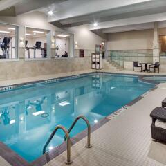 Travelodge Hotel Toronto Airport бассейн