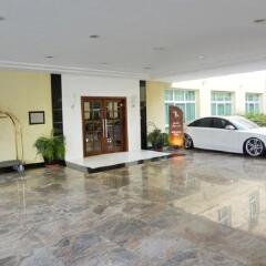 London Suites Hotel парковка