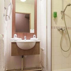 Отель Comfort Suites Rive Gauche Lyon Centre Франция, Лион - отзывы, цены и фото номеров - забронировать отель Comfort Suites Rive Gauche Lyon Centre онлайн ванная фото 2