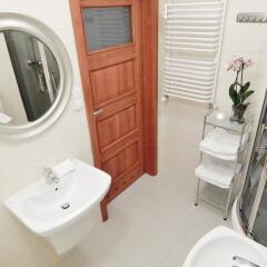 Отель Aravel Old Town Apartments Польша, Вроцлав - отзывы, цены и фото номеров - забронировать отель Aravel Old Town Apartments онлайн ванная фото 2