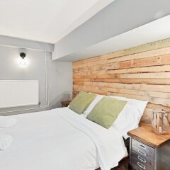 Отель Little Garden Cabin сейф в номере