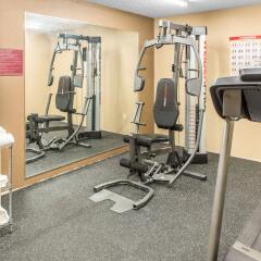 Отель Quality Inn & Suites Колумбус фитнесс-зал