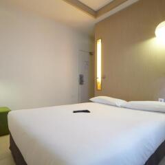Отель Kyriad Paris 10 - Canal Saint Martin - République 3* Стандартный номер с различными типами кроватей фото 6