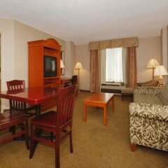 Clarion Hotel & Suites Conference Center Колумбус комната для гостей фото 4