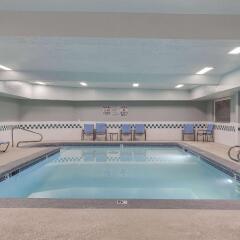 Отель La Quinta Inn & Suites Logan бассейн фото 2