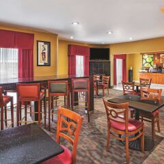 Отель La Quinta Inn & Suites Columbus West - Hilliard гостиничный бар
