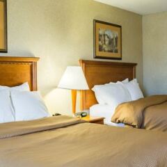 Отель Clarion Inn and Summit Center сейф в номере