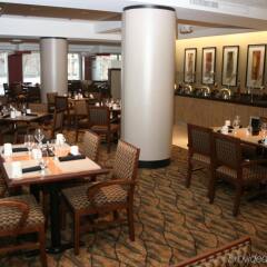 Отель Holiday Inn Columbus Downtown Capitol Square питание