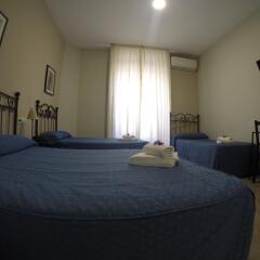 Отель Hostal El Pilar Испания, Мадрид - 1 отзыв об отеле, цены и фото номеров - забронировать отель Hostal El Pilar онлайн комната для гостей фото 2