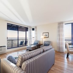 Ocean Promenade Hotel in White Rock, Canada from 143$, photos, reviews - zenhotels.com guestroom