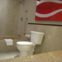 Отель Crowne Plaza Gatineau-Ottawa Канада, Гатино - отзывы, цены и фото номеров - забронировать отель Crowne Plaza Gatineau-Ottawa онлайн ванная фото 2