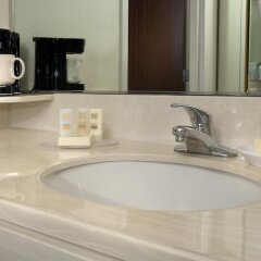 Отель Courtyard Bloomington By Mall Of America Блумингтон ванная