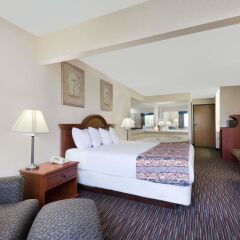 Отель Baymont Inn & Suites Columbus/Rickenbacker Колумбус комната для гостей