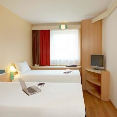 Отель Ibis Poznan Stare Miasto Польша, Познань - 1 отзыв об отеле, цены и фото номеров - забронировать отель Ibis Poznan Stare Miasto онлайн комната для гостей фото 4