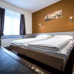 Отель Alexander Guesthouse Цюрих сейф в номере