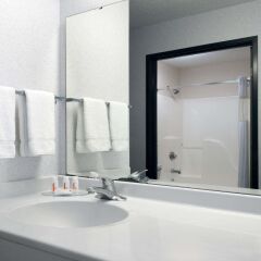 Отель Baymont Inn & Suites Columbus/Rickenbacker Колумбус ванная фото 2