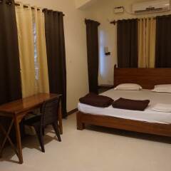 Coastal Suites Apart-Hotel Гоа сейф в номере