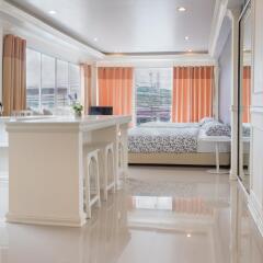 Отель Phuket Airport Suites & Lounge Bar - Club 96 Представительский люкс с различными типами кроватей
