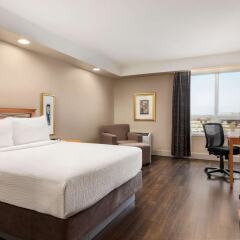 Отель Executive Royal Hotel Calgary Канада, Калгари - отзывы, цены и фото номеров - забронировать отель Executive Royal Hotel Calgary онлайн сейф в номере