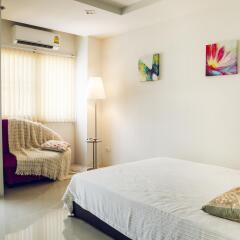 Отель Beach 7 Condo by GrandisVillas Паттайя комната для гостей