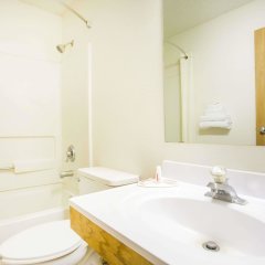 Super 8 by Wyndham Kingman in Kingman, United States of America from 78$, photos, reviews - zenhotels.com bathroom