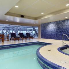 Отель Fairmont Vancouver Airport In-Terminal Hotel Канада, Ричмонд - 1 отзыв об отеле, цены и фото номеров - забронировать отель Fairmont Vancouver Airport In-Terminal Hotel онлайн бассейн