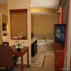 Отель Hampton Inn & Suites Los Angeles Burbank Airport Лос-Анджелес удобства в номере