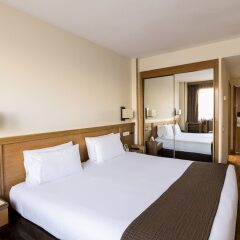 Отель Holiday Inn Madrid - Pirámides сейф в номере