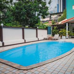 Отель Ruamchitt Travelodge Бангкок бассейн