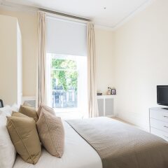 Апартаменты Huge, Regal 2BR Apartment Right next to Harrods! Лондон комната для гостей фото 3