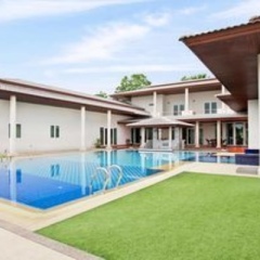 Отель Huay Yai Manor бассейн