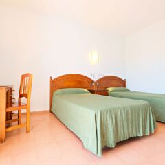 Отель azuLine Hotel Galfi Испания, Сан-Антони-де-Портмань - 1 отзыв об отеле, цены и фото номеров - забронировать отель azuLine Hotel Galfi онлайн комната для гостей фото 4