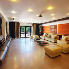 Отель Browns Sports & Leisure Club интерьер отеля