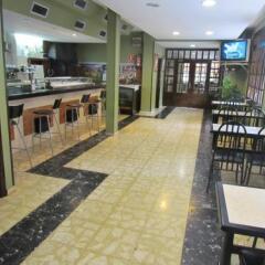 Отель Hostal Julian Brunete Брунете гостиничный бар
