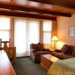 Post Hotel and Spa Лейк Луиз комната для гостей фото 4
