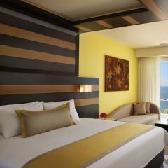 Отель Secrets Huatulco Resort & Spa сейф в номере