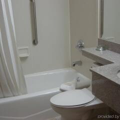 Отель Holiday Inn Express Kennedy Airport США, Нью-Йорк - 2 отзыва об отеле, цены и фото номеров - забронировать отель Holiday Inn Express Kennedy Airport онлайн ванная фото 2
