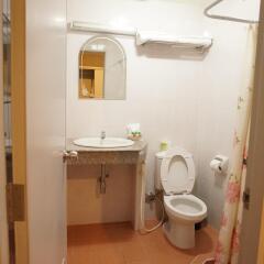 Отель Queen Lotus Guesthouse Бангкок ванная