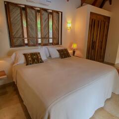 Отель The Inn at Manzanillo Bay сейф в номере