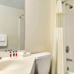 Отель Travelodge by Wyndham Niagara Falls США, Ниагара-Фолс - отзывы, цены и фото номеров - забронировать отель Travelodge by Wyndham Niagara Falls онлайн ванная фото 2