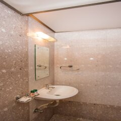 Hotel Railway Inn in Thane, India from 59$, photos, reviews - zenhotels.com bathroom