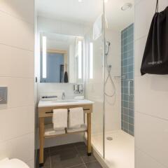 Отель Hampton by Hilton Utrecht Central Station Нидерланды, Утрехт - отзывы, цены и фото номеров - забронировать отель Hampton by Hilton Utrecht Central Station онлайн ванная
