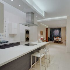Апартаменты Luxury Apartment, Prime Location in St Julians Сан Джулианс интерьер отеля