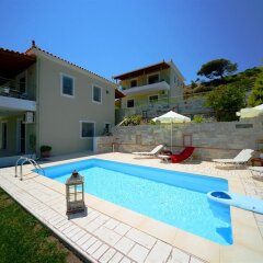 Отель Aselinos Suites бассейн