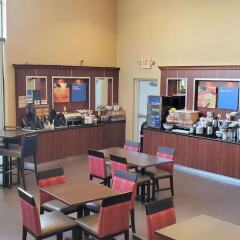 Отель Comfort Inn And Suites Near Universal Studios Лос-Анджелес гостиничный бар