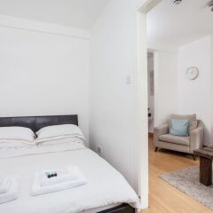 Апартаменты Basic Apartment for Two Amazing Location Лондон комната для гостей фото 3