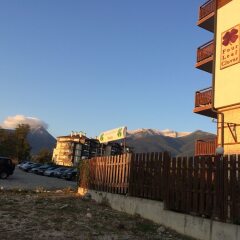 Апартаменты Four Leaf Clover Apartments to Rent Банско парковка