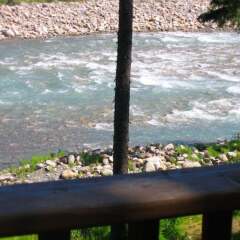 Отель Mt. Robson Mountain River Lodge пляж