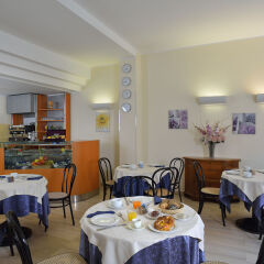 Astor Hotel в номере